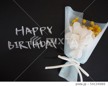 黒板に書かれた"HAPPY BIRTHDAY"のメッセージとドライフラワーのブーケ 54134060
