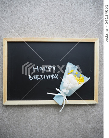 黒板に書かれた"HAPPY BIRTHDAY"のメッセージとドライフラワーのブーケ 54134061