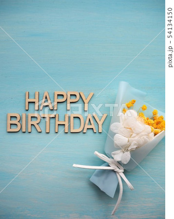 ドライフラワーのミニチュアブーケと"HAPPY BIRTHDAY"の文字	 54134150