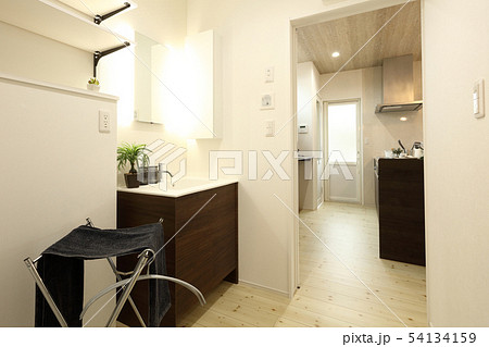 デザイナーズハウス お洒落な洗面脱衣室と浴室 54134159