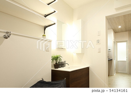 デザイナーズハウス お洒落な洗面脱衣室と浴室 54134161