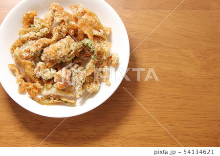 鶏皮の唐揚げ。 54134621