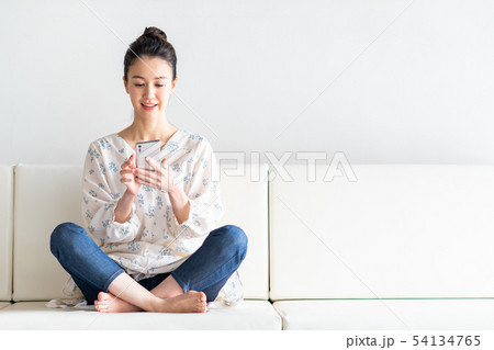 若い女性（スマホ） 54134765