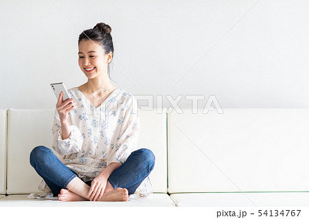 若い女性(スマホ) 若い女性(スマホ) 54134767