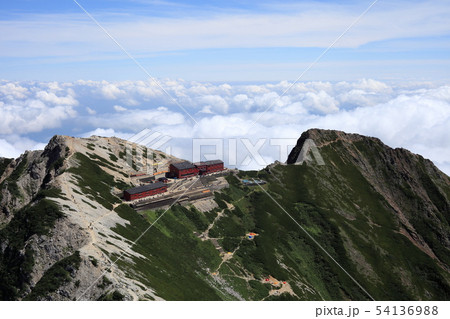 唐松岳登山 唐松岳頂上山荘と雲海の写真素材