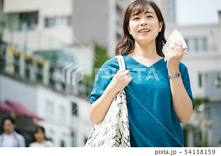 夏 女性 暑い 汗 54138159