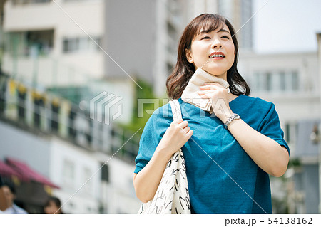 夏 女性 暑い 汗 夏 女性 暑い 汗 54138162