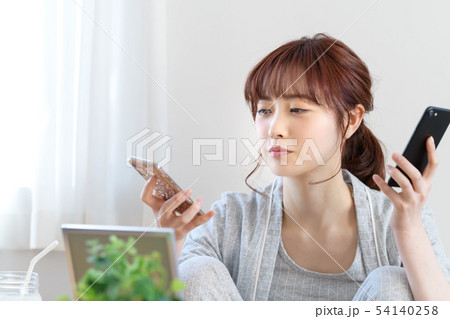 女性 スマホ スマートフォン 女性 スマホ スマートフォン 54140258