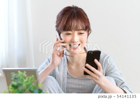 スマホ 携帯 女性 スマホ 携帯 女性 54141135