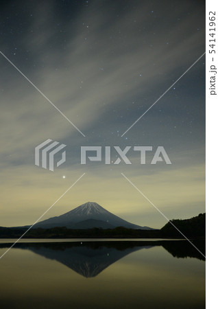 精進湖に映える逆さ富士と薄雲越しの星空 精進湖に映える逆さ富士と薄雲越しの星空 54141962