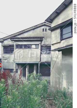 住人が去り放置されたままのアパートや住宅や一軒家 住人が去り放置されたままのアパートや住宅や一軒家 54149869