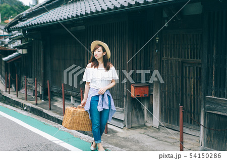 古い町並みを旅する女性 古い町並みを旅する女性 54150286