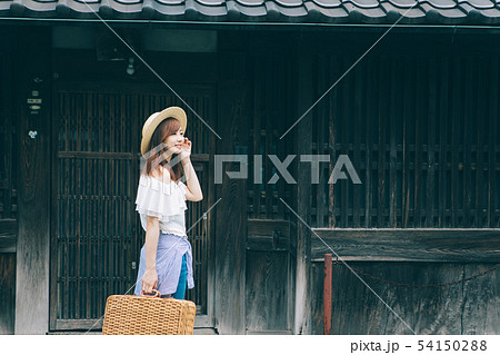 古い町並みを旅する女性 古い町並みを旅する女性 54150288