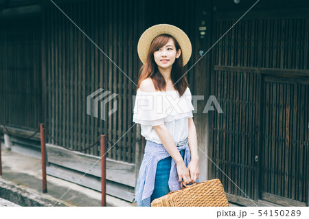 古い町並みを旅する女性 54150289