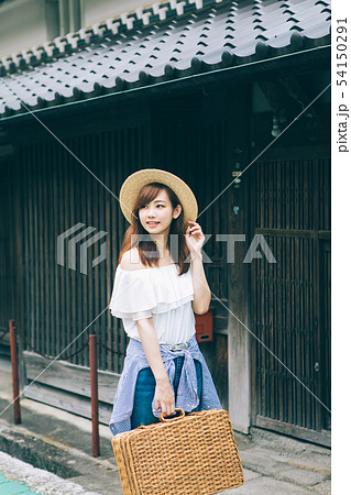古い町並みを旅する女性 54150291