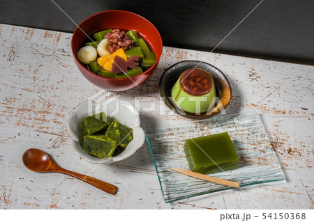 和菓子　日本　beans and cubes of agar Japanese sweets 54150368