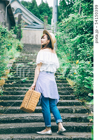 階段を登る女性 階段を登る女性 54150399