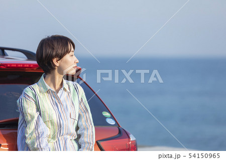 女性　海　車　リラックス 54150965