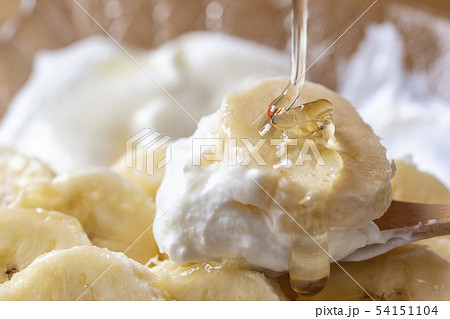 蜂蜜を垂らした水切りヨーグルトとバナナ 54151104