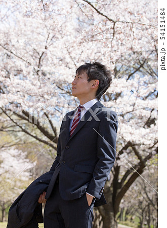 桜バックのポートレート 54151484
