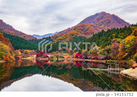 秋の碓氷峠　紅葉の碓氷湖 54151752
