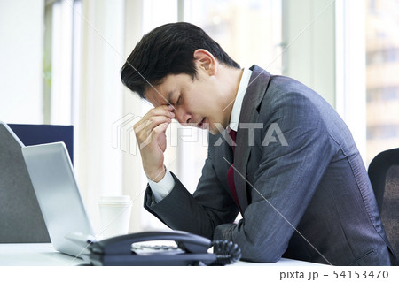 目頭を抑えるビジネスマン 54153470