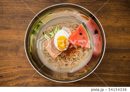 冷麺 Korean noodle dishes (naengmyeon) 冷麺 Korean noodle dishes (naengmyeon) 54154336