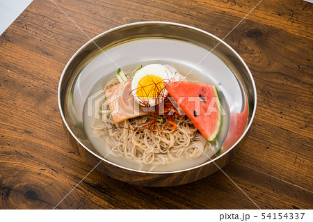 冷麺　 Korean noodle dishes (naengmyeon) 54154337