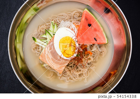 冷麺　 Korean noodle dishes (naengmyeon) 54154338