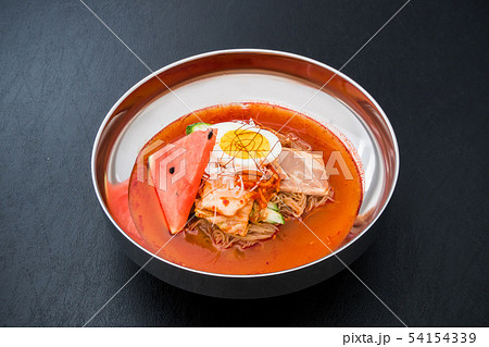 冷麺 Korean noodle dishes (naengmyeon) 冷麺 Korean noodle dishes (naengmyeon) 54154339