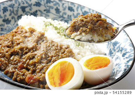 熱々のキーマカレーを食べる 54155289
