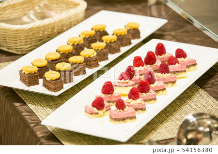 お洒落なケーキバイキングのイメージ画像素材 プチケーキの画像 お洒落なケーキバイキングのイメージ画像素材 プチケーキの画像 54156380