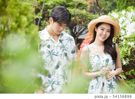 カップル　旅行　散策 54156898