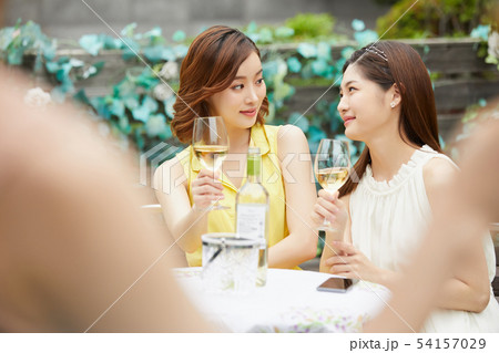 女性　ライフスタイル　女子会 54157029