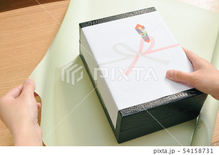 内熨斗　ラッピング　手元 54158731