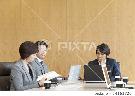 会議をするビジネスグループ3人 54163720