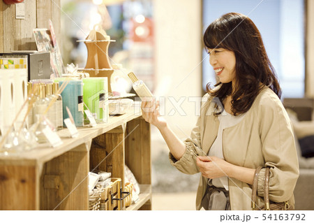 買い物をする中高年女性 買い物をする中高年女性 54163792