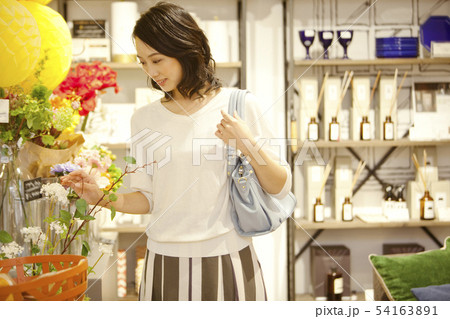 買い物をする女性 54163891