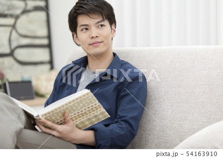 本を持つ男性 54163910