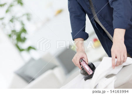 アイロンをかける男性の手元 54163994