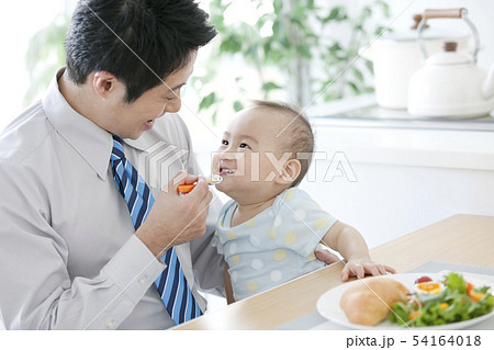 離乳食を食べさせる父親 54164018