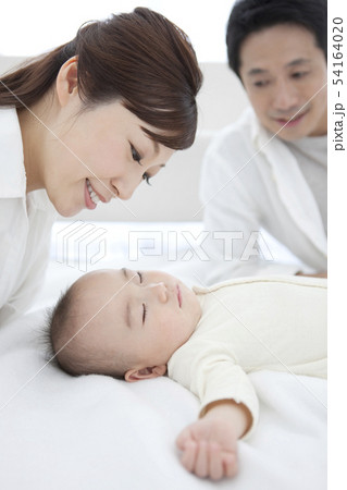 赤ちゃんを見守る両親 54164020
