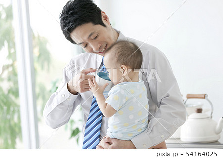 飲み物を飲む赤ちゃんの写真素材