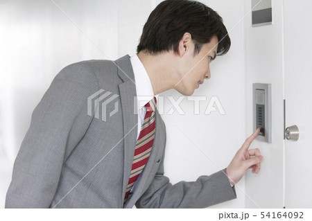 インターホンを押すビジネスマン インターホンを押すビジネスマン 54164092