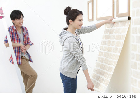 壁紙を貼る夫婦 壁紙を貼る夫婦 54164169