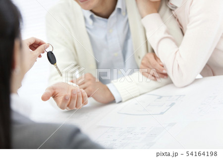 ビジネスウーマンと鍵を受け取る夫婦 54164198