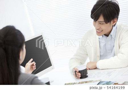 説明をするビジネスウーマンと男性 54164199
