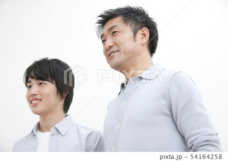 遠くを見ている親子 54164258