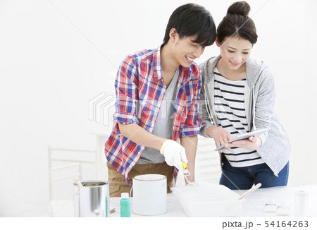 タブレットPCを見る夫婦 54164263