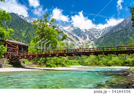 《長野県》新緑の上高地・河童橋《新緑最盛期》 《長野県》新緑の上高地・河童橋《新緑最盛期》 54164356
